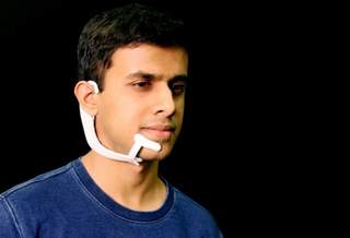 Носимое устройство MIT может «слышать» слова, которые вы говорите в своей голове