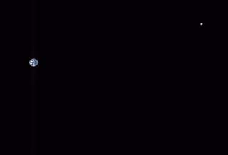 Портрет Земли и Луны с расстояния в 3 миллиона миль